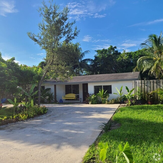 Spanish Village Apartments for Rent with a Yard Boca Raton, FL 4