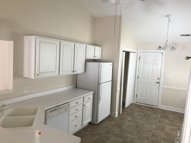 Building Photo - 2105 Yorkshire Dr