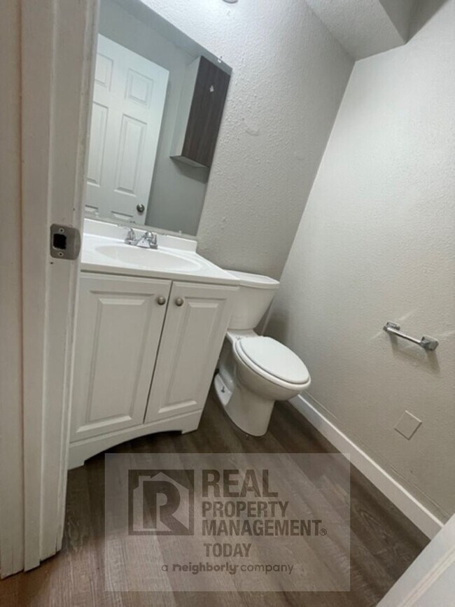 Building Photo - Move-In Special $500 Off Second Month's Rent!
