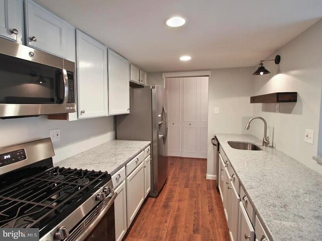Building Photo - 414 Drummers Ln