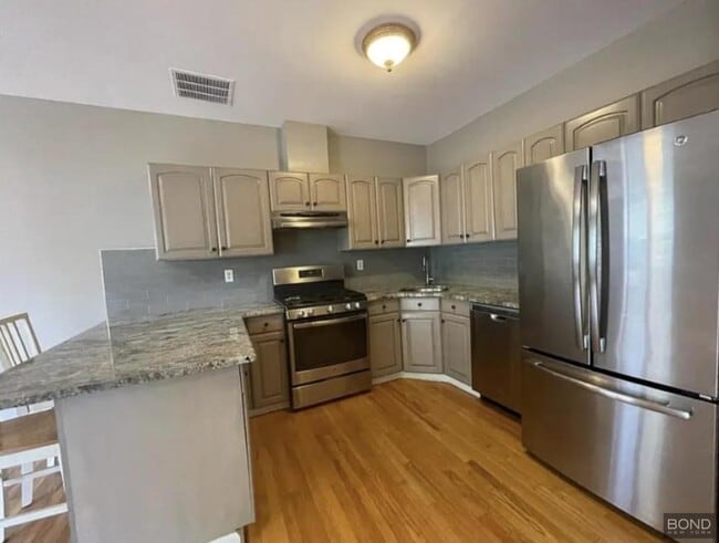 Foto del edificio - 3 bedroom in Queens NY 11418