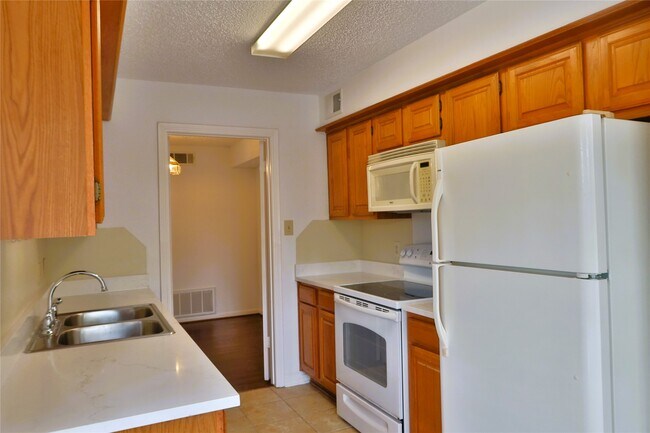 Building Photo - 1311 Antoine Dr