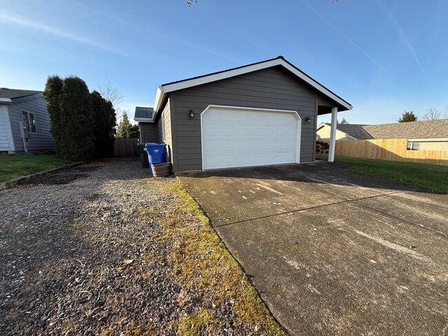 Building Photo - 571 SE Mountain View Rd