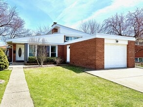Building Photo - 9131 Kilbourn Ave