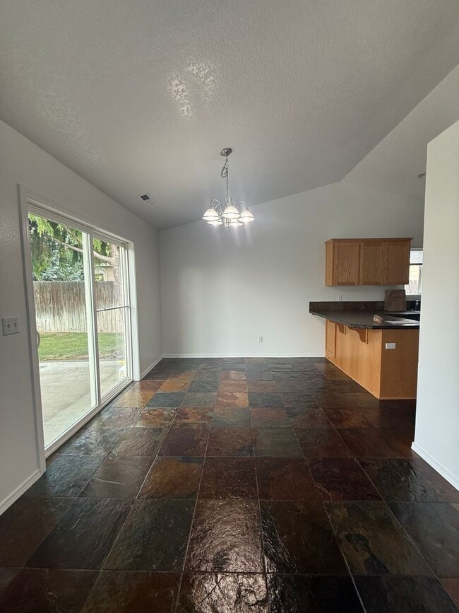 Building Photo - 3 bed, 2 bath- Kennewick Location!