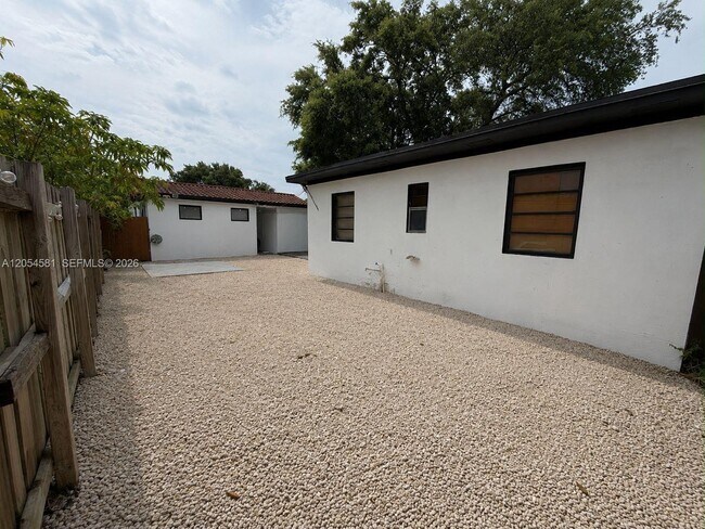 Foto del edificio - 165 Lawn Way