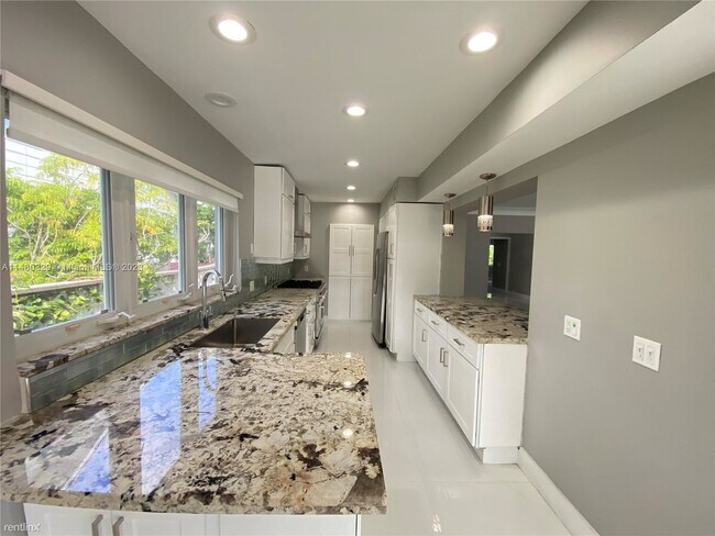 Building Photo - 3 br, 2.5 bath House - 1012 SW 5th Pl
