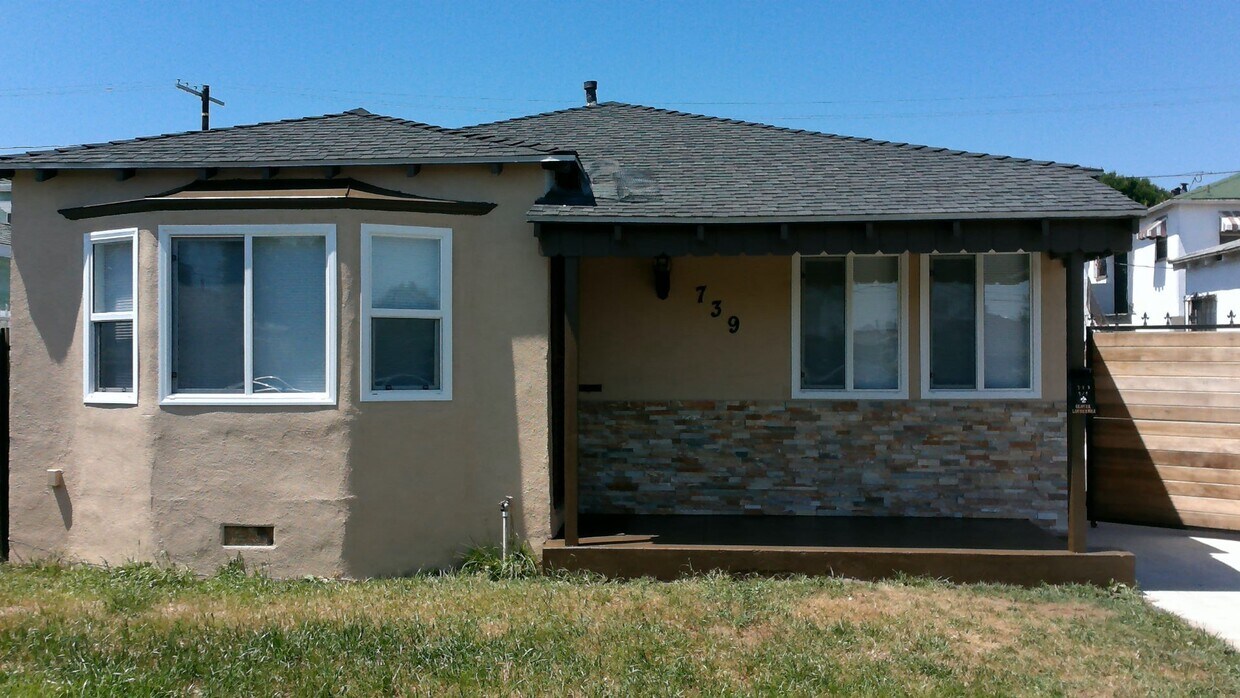 Building Photo - 739 E 92nd St