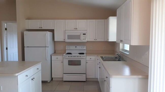 Foto del edificio - Nice  3 bedroom 2 bathroom off Gator Circle