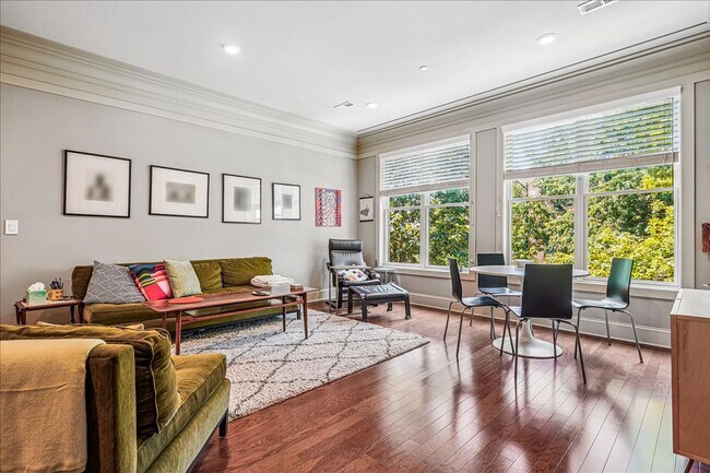 Foto del edificio - Great Luxury 3 Bedroom 2 Bath on H st NE! Offering half month free rent with a 12 month lease