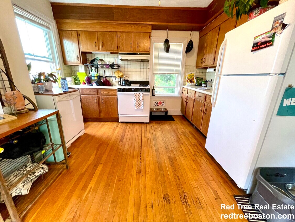 11 Patten St Unit 2, Watertown, MA 02472 11 Patten St Watertown, MA