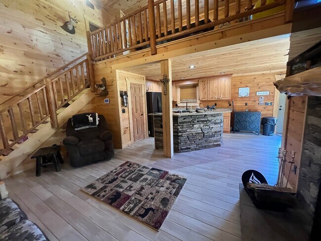 Foto del edificio - Gorgeous 3-Bedroom Log Cabin with Loft, Large Shop & Stocked Pond – Near Branford, FL