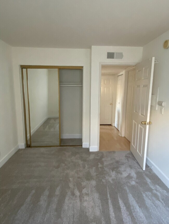 Foto del edificio - 7045 Woodley Ave