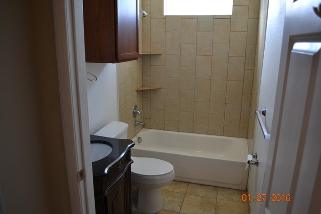 Baño - 715 Monnett Apartments