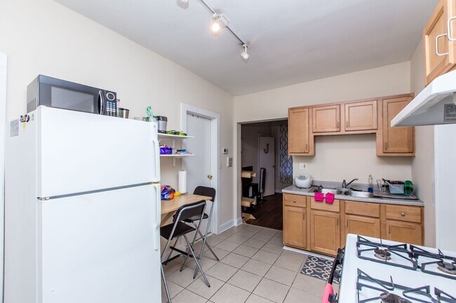 Foto del edificio - Affordable 2Bed/1bath in Wicker Park!  FREE Laundry!  FREE Internet!  Huge Private Deck!