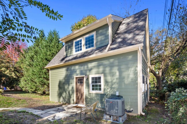 Building Photo - 633 N Kenmore St