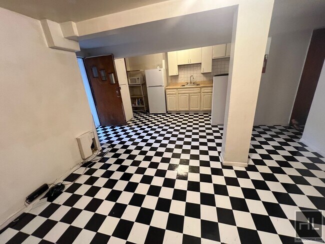 Building Photo - LARGE 1 BEDROOM  SEMI-BASEMENT 930 EAST 32...