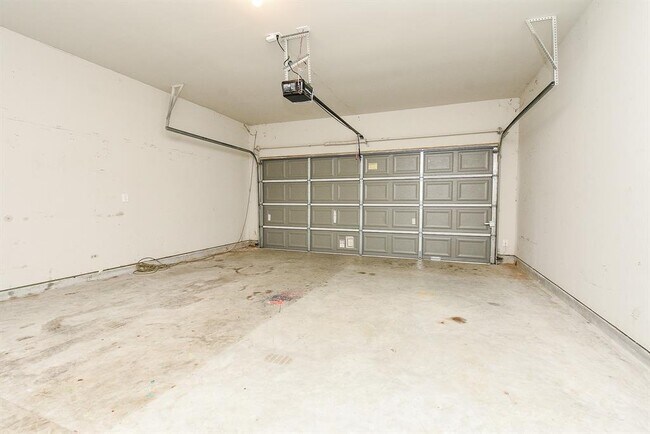 Building Photo - 15012 Meadow N Glen