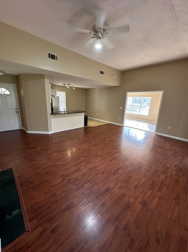 Building Photo - 910 Crawford Cir