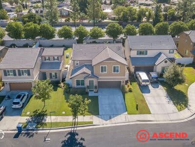 Building Photo - Stunning 4 bedroom Home In Gated Community!