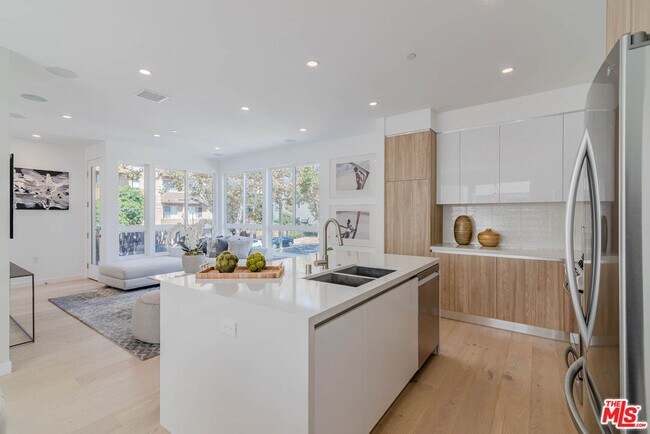 Foto del edificio - 1214 N Sycamore Ave