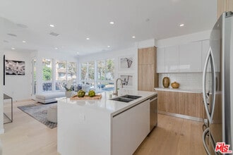 Building Photo - 1216 N Sycamore Ave