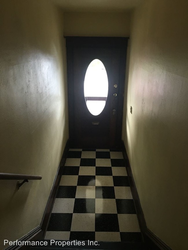 Building Photo - 2032 SE 11th Ave