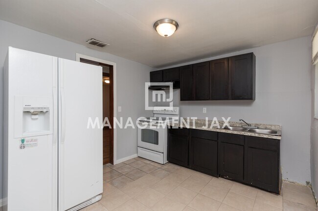 Foto del edificio - 1598 W 33rd St