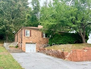 Building Photo - 1215 East Dr