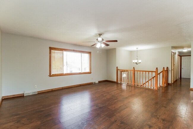 Building Photo - Stunning 3 Bedroom with Large Kitchen!