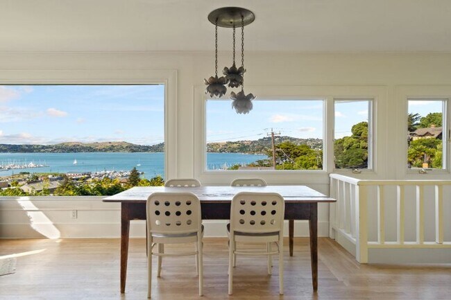 Foto del edificio - Sun-Filled Furnished Sausalito Home with Sweeping Bay Views
