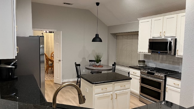 Foto del edificio - 9112 Brinson Dr