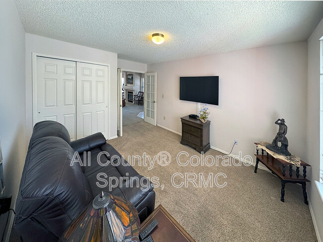 Building Photo - 2558 Veteran Heights