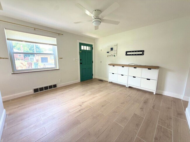 Foto del edificio - 4525 Ellman Ave