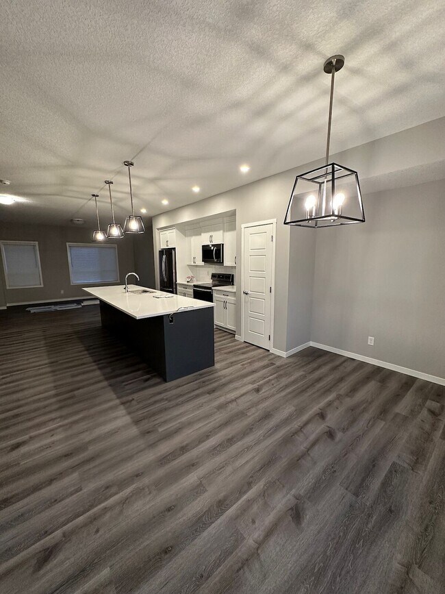 Photo du bâtiment - Stylish 3-Bedroom Townhouse in Harvest Hills – Perfect for Family Living (IP009)