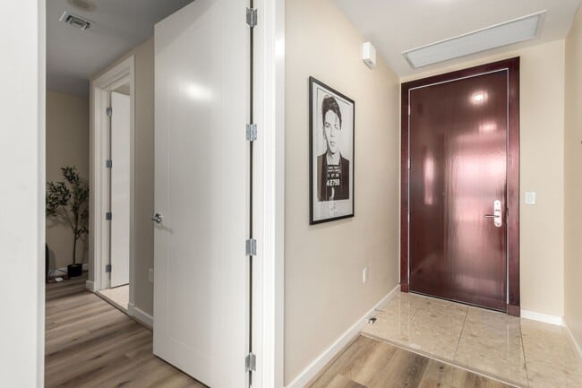 Foto del edificio - Fully Furnished Panorama Unit