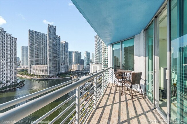 Foto del edificio - 325 S Biscayne Blvd