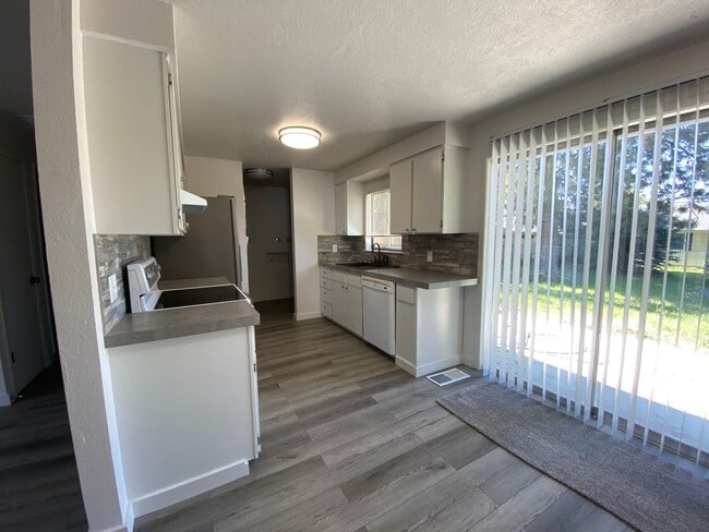 Foto del edificio - 3bed, 1bath, 1,000sq.ft. single car garage home - Emmett