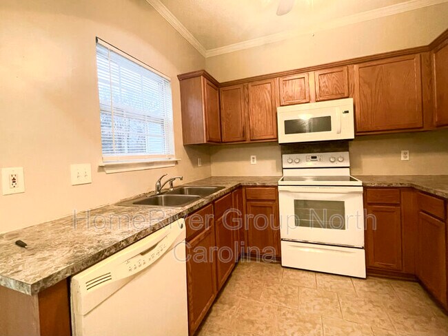 Building Photo - 723 Continental Dr