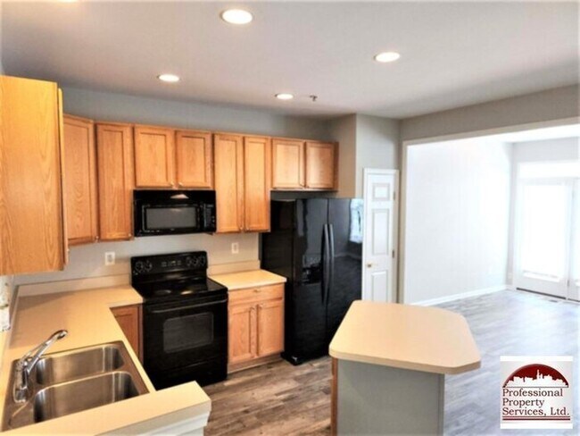 Building Photo - Luxury Townhome!