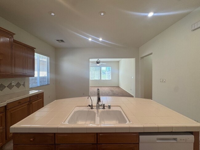 Building Photo - Beautiful home on the Golf Course in the Riverlakes Community!