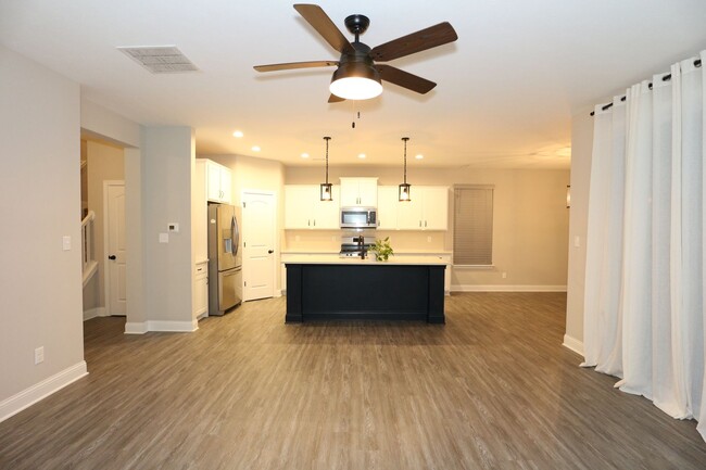 Building Photo - Beautiful 4 Bedroom Carmel Home!