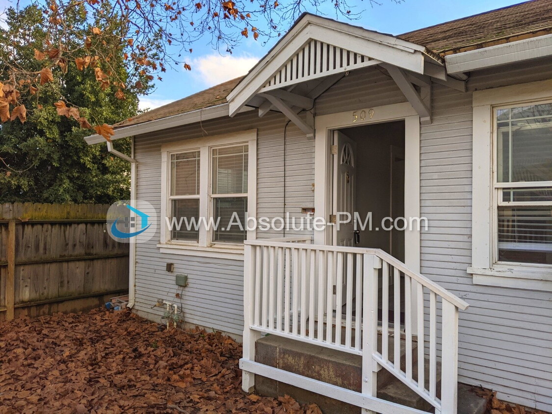 Foto principal - Amazing 2 Bed / 1 Bath Home on Tree-lined ...