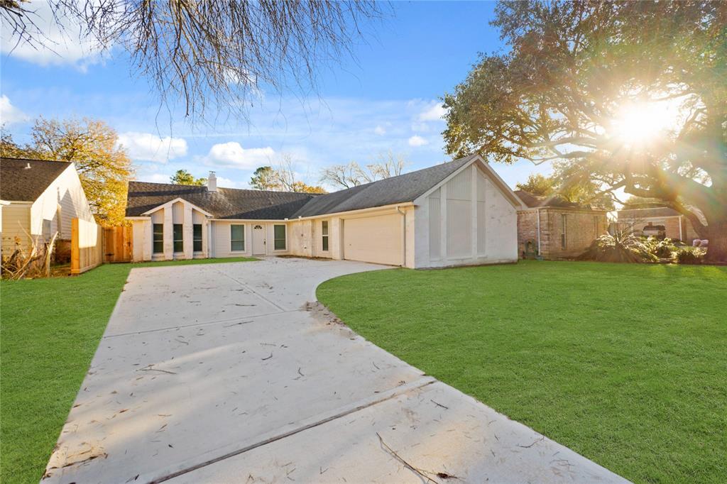 Foto principal - 13907 Oakwood Ln