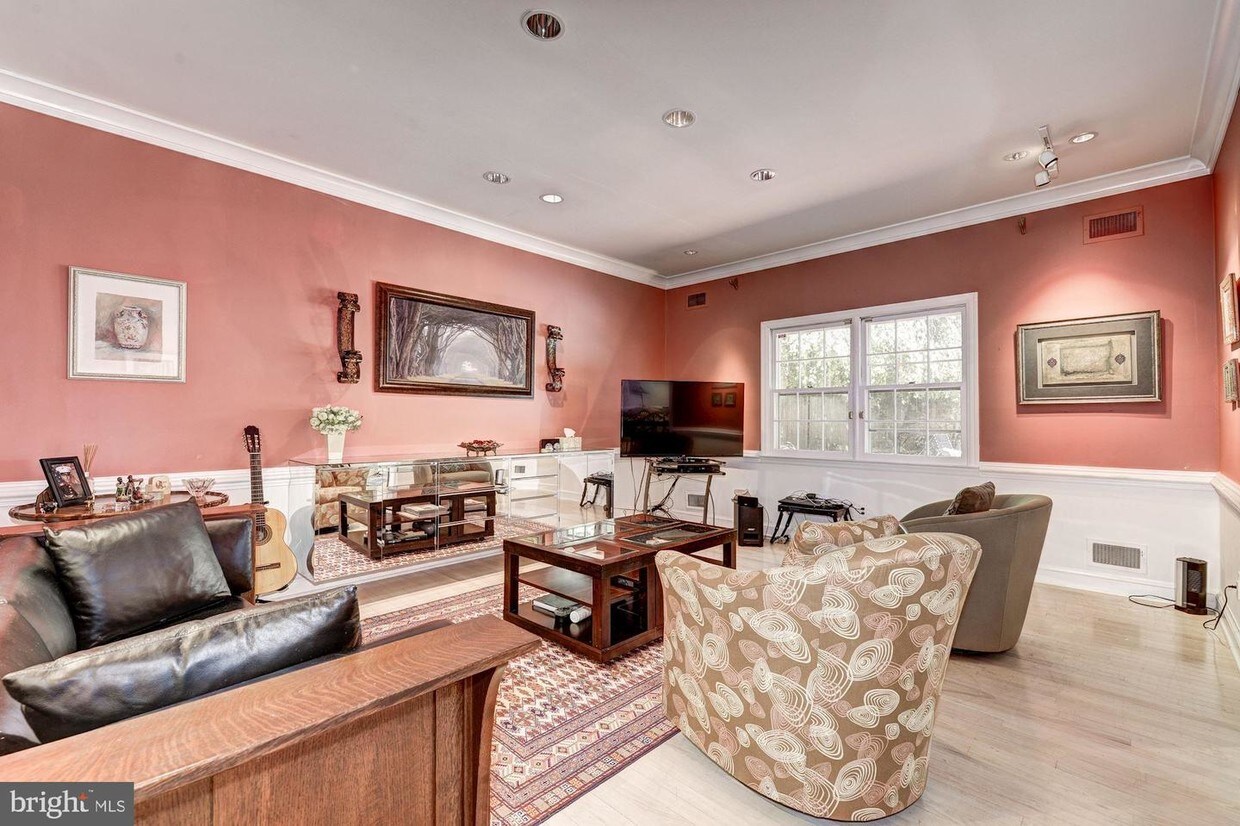 Primary Photo - 8613 Chateau Dr