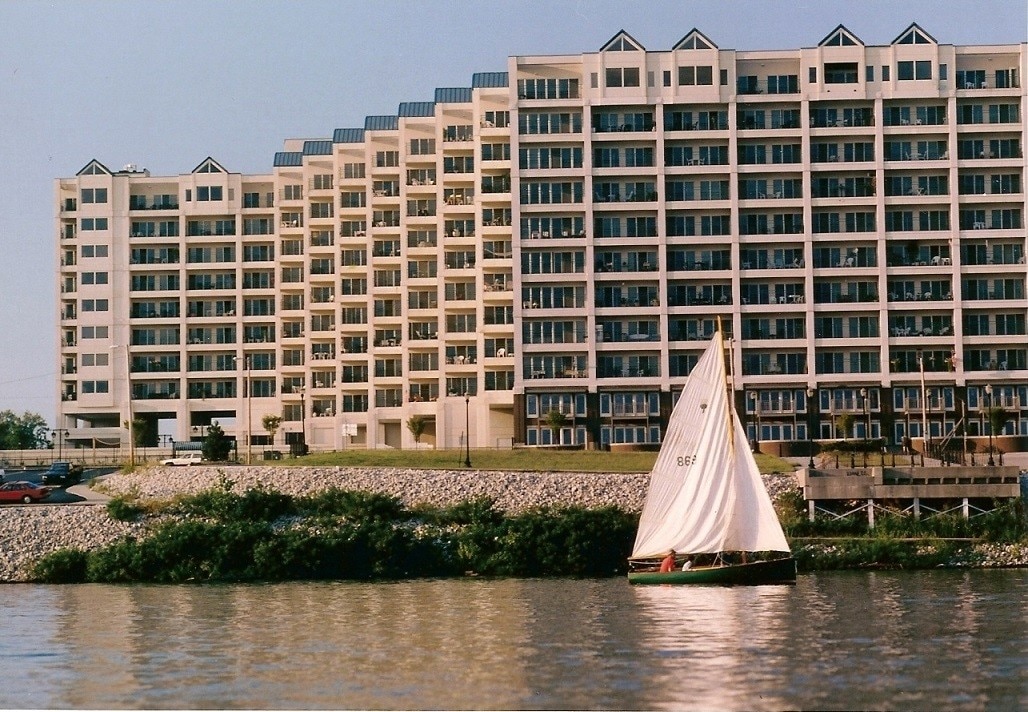 The Harbours Condominiums - 1 Riverpointe Plaza
