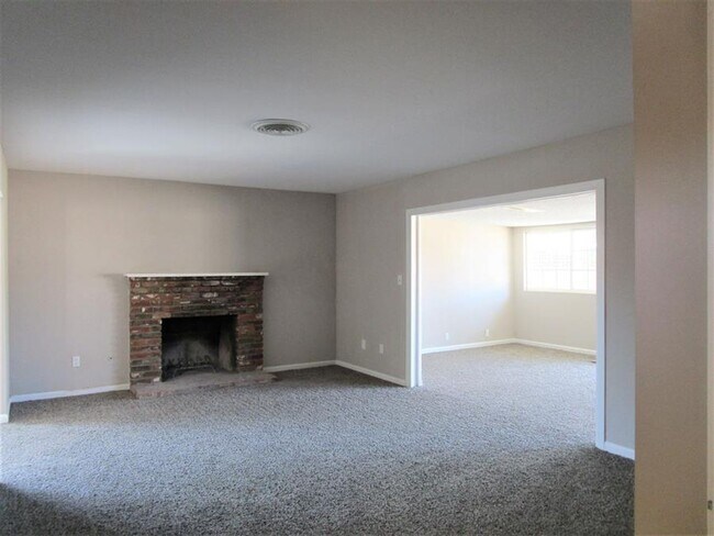 Building Photo - Please contact Vaughn Realty to set up an ...