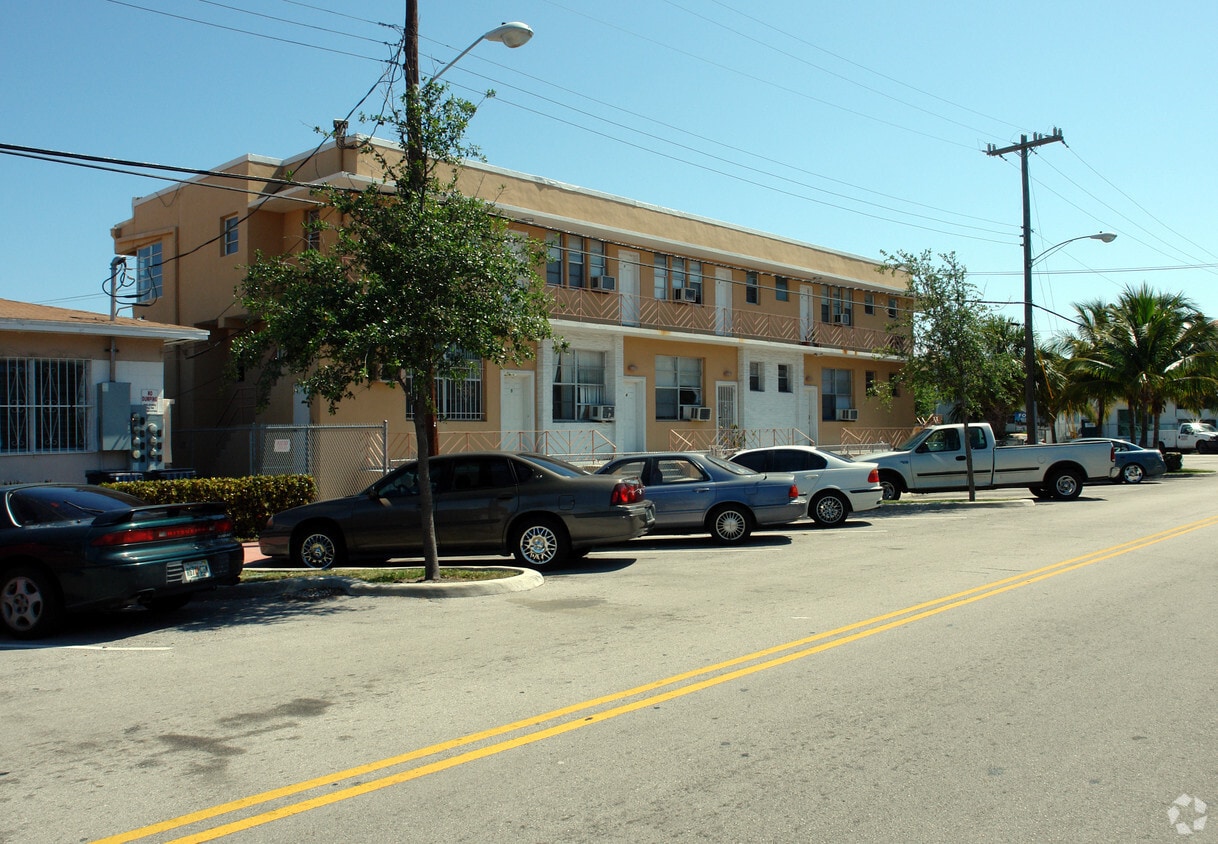 Primary Photo - 7200 Bay Dr