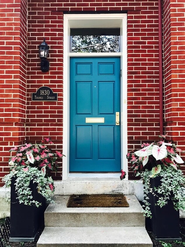 Puerta principal - 1830 Thames St