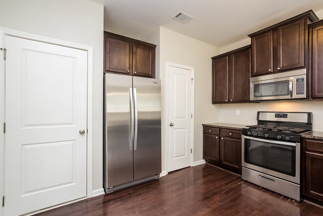 Foto del edificio - 5051 Saphire Ct